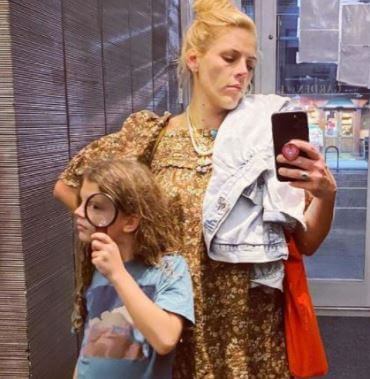 Cricket Pearl Silverstein with her mother Busy Philipps.